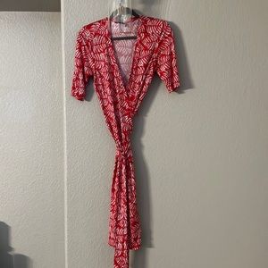 SALE! Daisy Fuentes Wrap Dress - Red and White Leaf Pattern SIZE MED